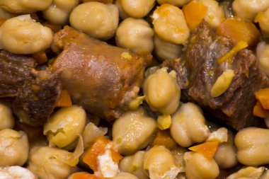 Madrid güveç Spai tipik gıdalardan ahşap bir masaya bir tabak