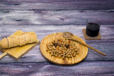 Madrid güveç ekmek ve bir bardak ile ahşap bir masa üzerinde bir plaka üzerinde 