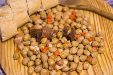 Madrid güveç Spai tipik gıdalardan ahşap bir masaya bir tabak