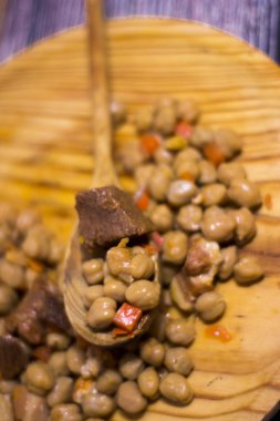 Madrid güveç Spai tipik gıdalardan ahşap bir masaya bir tabak