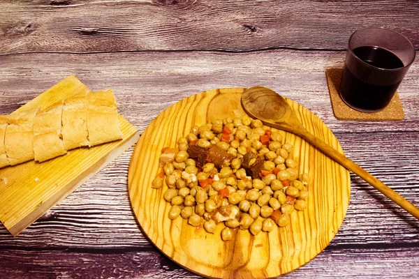 Madrid stew on a plate on a wooden table With bread and a glass — Stock Photo, Image