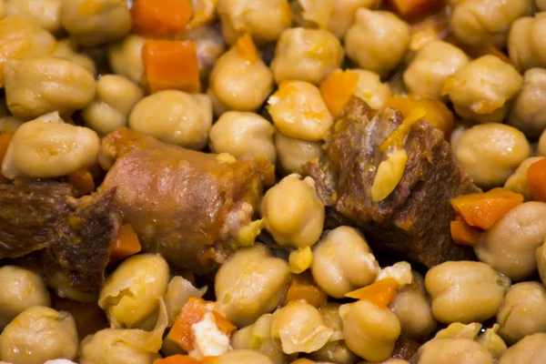 Madrid guláš na talíři na dřevěný stůl, typické jídlo z Spai — Stock fotografie