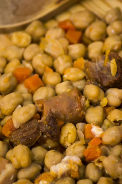 Madrid güveç Spai tipik gıdalardan ahşap bir masaya bir tabak — Stok fotoğraf