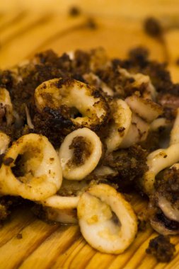 Fried squids ve shipirons ahşap plaka üzerinde limonlu