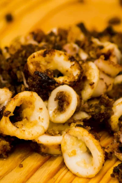 Fried squids ve shipirons ahşap plaka üzerinde limonlu