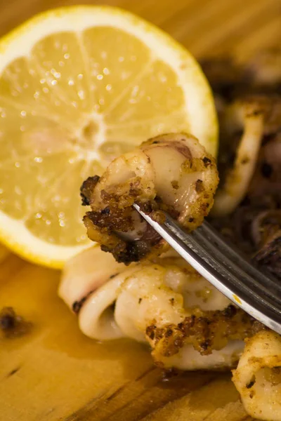Fried squids ve shipirons ahşap plaka üzerinde limonlu — Stok fotoğraf