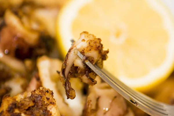 Fried squids ve shipirons ahşap plaka üzerinde limonlu — Stok fotoğraf