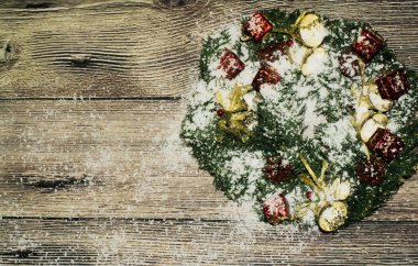 Ahşap arka planda noel süslemesi