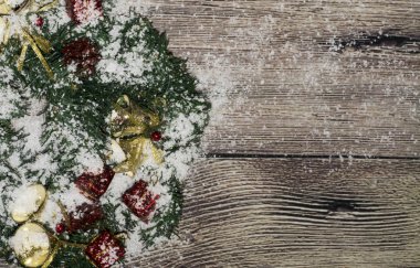 Ahşap arka planda noel süslemesi