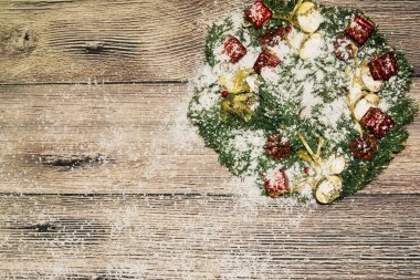 Ahşap arka planda noel süslemesi