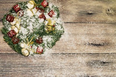 Ahşap arka planda noel süslemesi