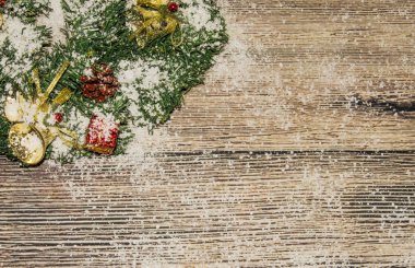 Ahşap arka planda noel süslemesi