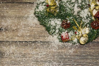 Ahşap arka planda noel süslemesi