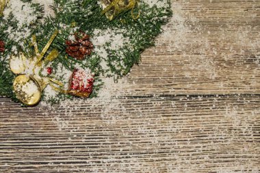 Ahşap arka planda noel süslemesi