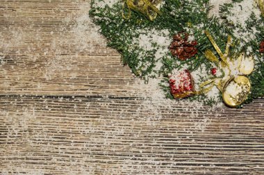 Ahşap arka planda noel süslemesi