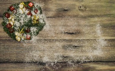 Ahşap arka planda noel süslemesi