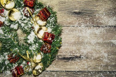 Ahşap arka planda noel süslemesi