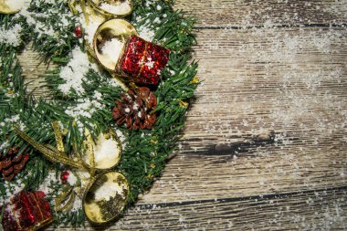 Ahşap arka planda noel süslemesi