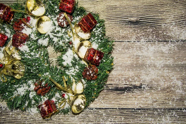 Decoração de natal em fundo de madeira — Fotografia de Stock