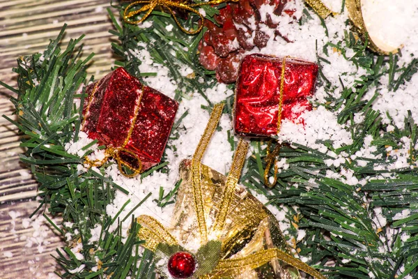 Decoração de natal em fundo de madeira — Fotografia de Stock