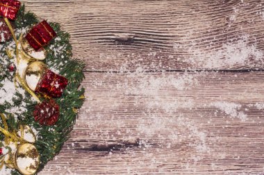Ahşap arka planda noel süslemesi