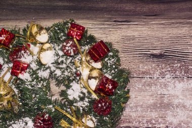 Ahşap arka planda noel süslemesi