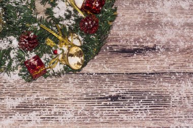 Ahşap arka planda noel süslemesi