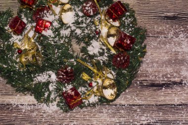 Ahşap arka planda noel süslemesi