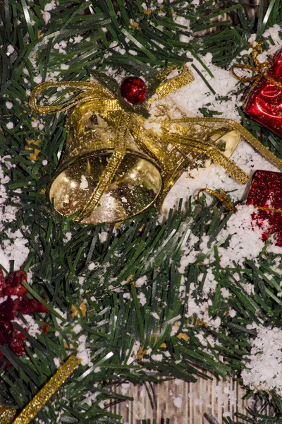 Decoração de natal em fundo de madeira — Fotografia de Stock