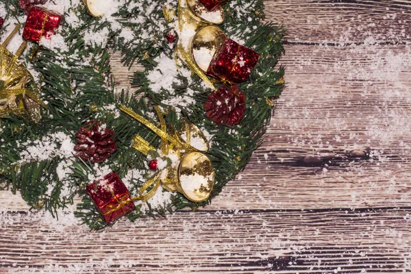 Ahşap arka planda noel süslemesi