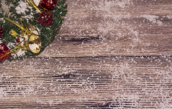 Ahşap arka planda noel süslemesi