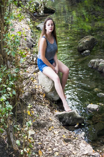 Doğada bir dağ nehir kıyısında güzel kadın