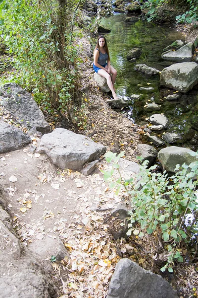 Doğada bir dağ nehir kıyısında güzel kadın
