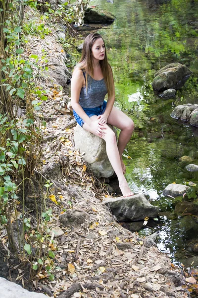 Doğada bir dağ nehir kıyısında güzel kadın