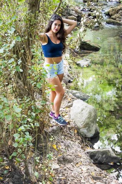 Doğada bir dağ nehir kıyısında güzel kadın