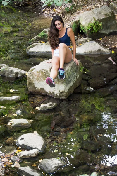 Doğada bir dağ nehir kıyısında güzel kadın