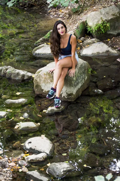 Doğada bir dağ nehir kıyısında güzel kadın