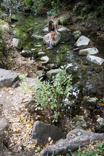 Doğada bir dağ nehir kıyısında güzel kadın