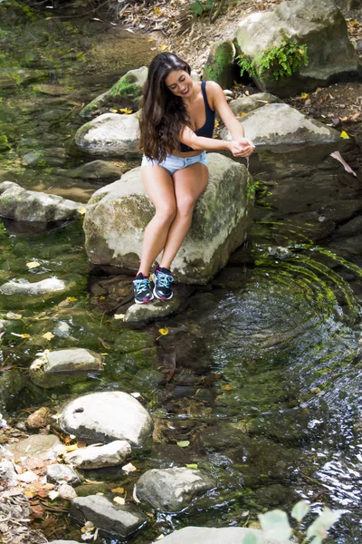 Doğada bir dağ nehir kıyısında güzel kadın — Stok fotoğraf