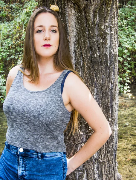 Mooie vrouw in de natuur aan de oever van een rivier berg — Stockfoto