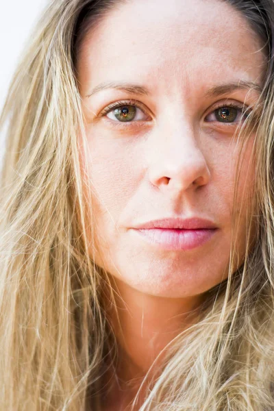 Porträtt i ansiktet av en vacker blond kvinna på vit backgro — Stockfoto