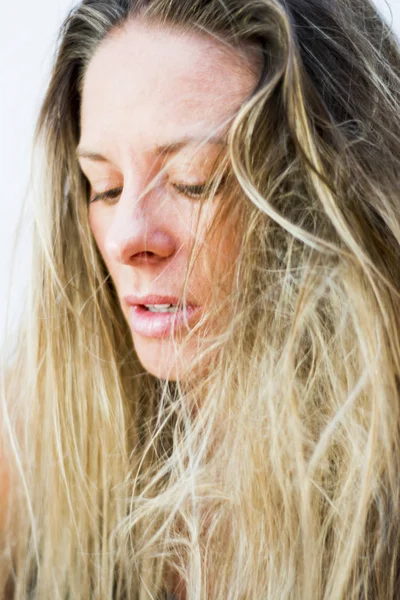 Portret van het gezicht van een knappe blonde vrouw op witte backgro — Stockfoto