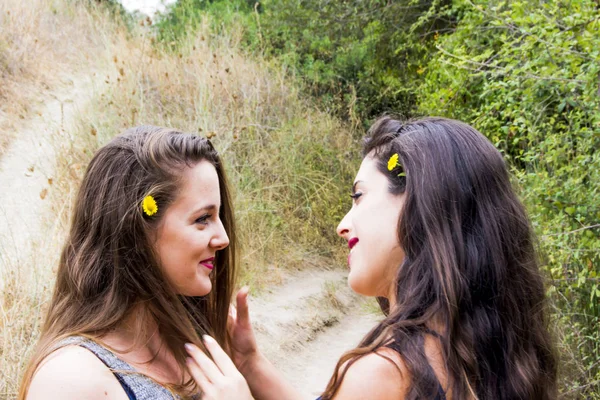 İki güzel kadın ile bir dağ yolda doğada hiking bir 