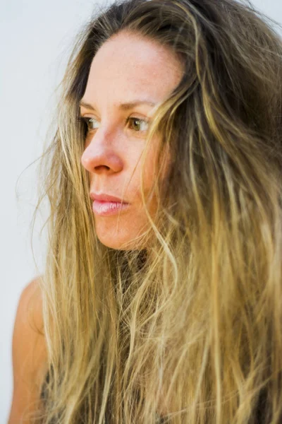 Yüz beyaz backgro üzerinde güzel bir sarışın kadının portresi