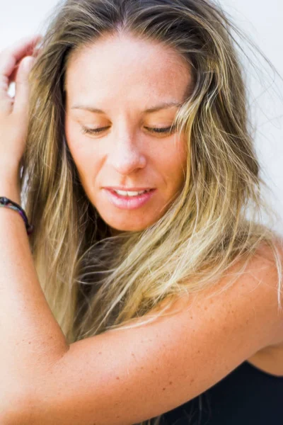 Retrato do rosto de uma bela mulher loira no backgro branco — Fotografia de Stock