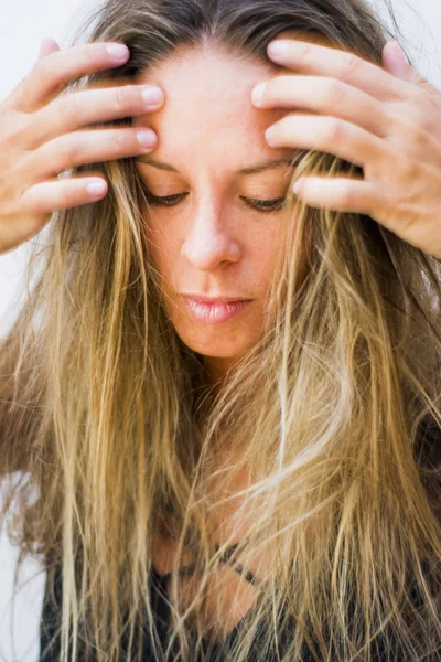 Retrato de la cara de una hermosa mujer rubia sobre fondo blanco —  Fotos de Stock