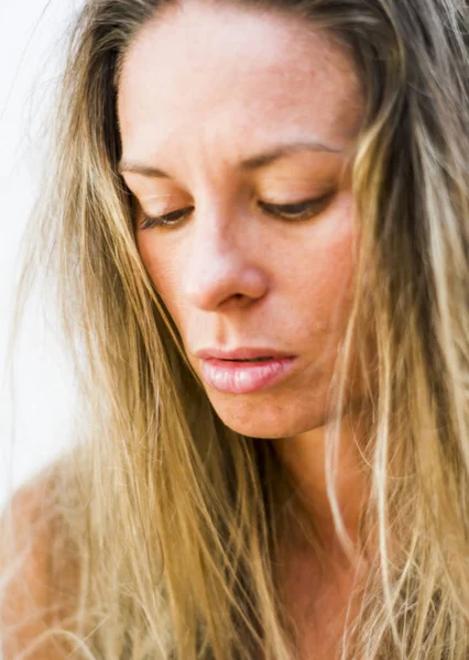 Porträt einer schönen blonden Frau auf weißem Hintergrund — Stockfoto