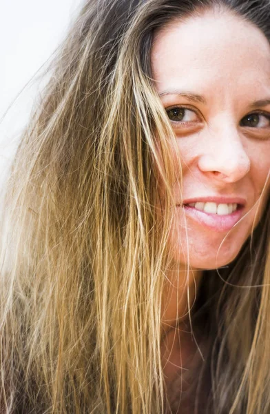 Portret van het gezicht van een knappe blonde vrouw op witte backgro — Stockfoto