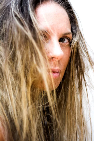 Portret van het gezicht van een knappe blonde vrouw op witte backgro — Stockfoto