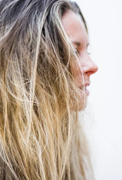 Porträt einer schönen blonden Frau auf weißem Hintergrund — Stockfoto